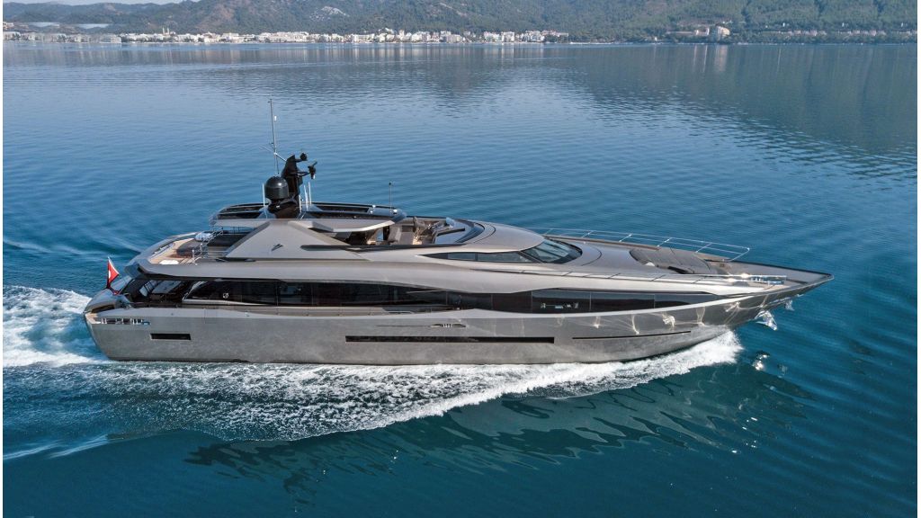 FX Motor Yacht