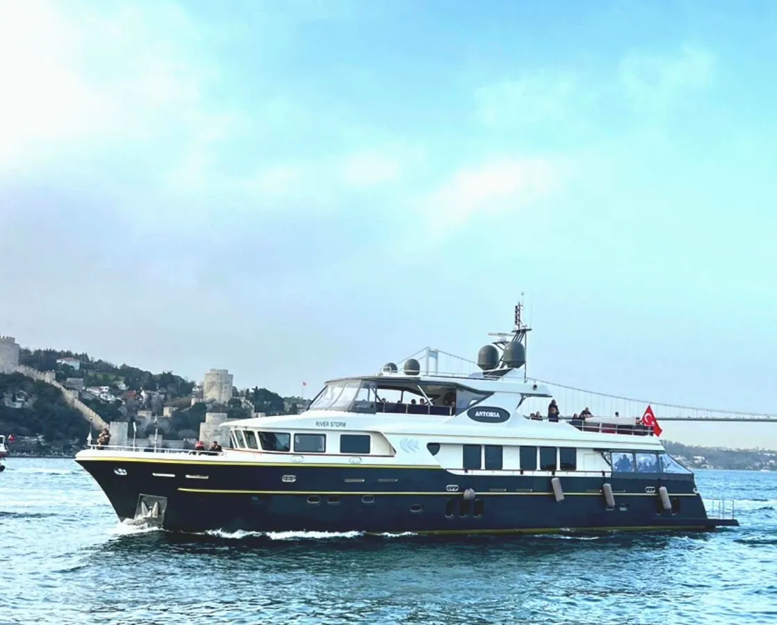 Motor Yacht River Storm 